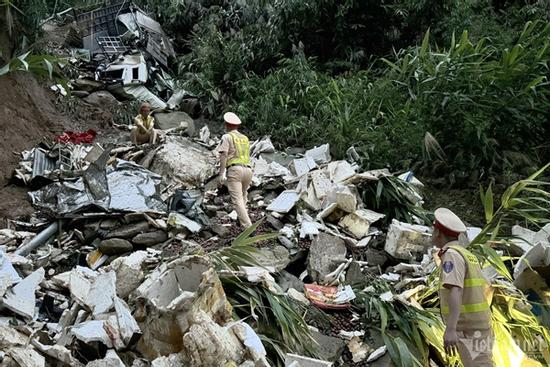 Xe tải chở 3 người lao xuống vực sâu 50m