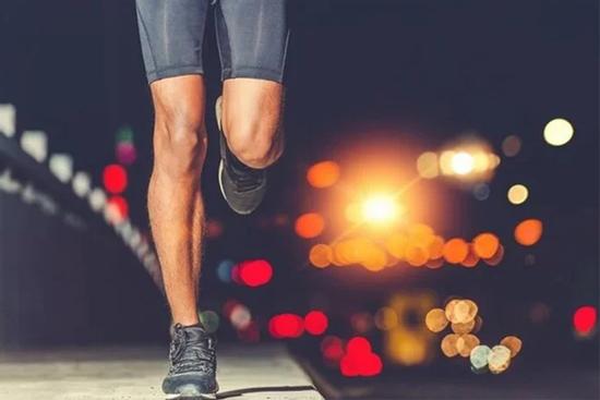 Bị công ty bắt chạy 10km mỗi đêm vì không đạt KPI, chàng trai đâm đơn kiện