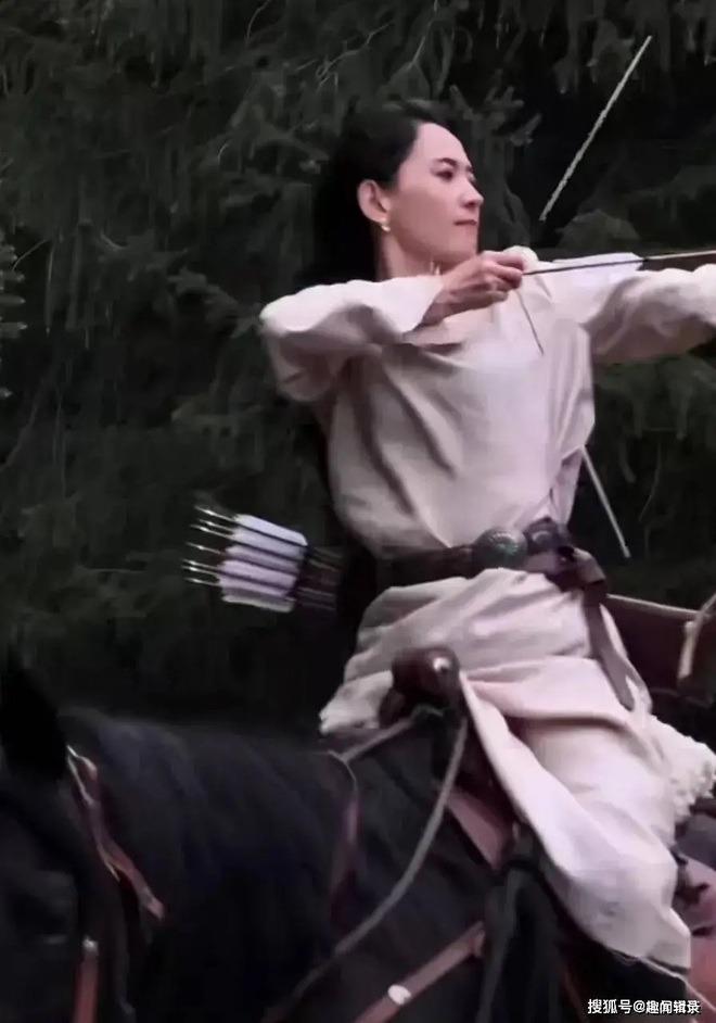 Vừa lộ tin hẹn hò chồng cũ tai tiếng của Chương Tử Di, mỹ nhân Tân Cương mất việc xịn, dân mạng tranh cãi có đáng hay không?-2