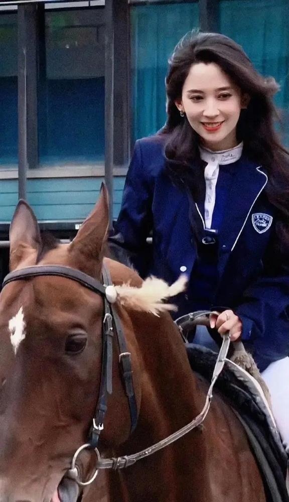 Vừa lộ tin hẹn hò chồng cũ tai tiếng của Chương Tử Di, mỹ nhân Tân Cương mất việc xịn, dân mạng tranh cãi có đáng hay không?-4