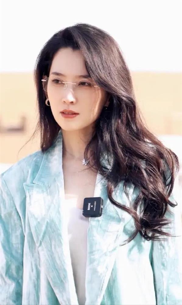 Vừa lộ tin hẹn hò chồng cũ tai tiếng của Chương Tử Di, mỹ nhân Tân Cương mất việc xịn, dân mạng tranh cãi có đáng hay không?-5