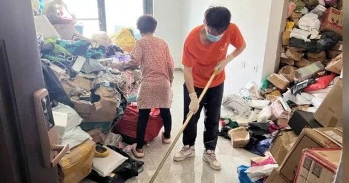 Bà lão hết tiền phải ăn cháo trong khi đồ mua sắm online chất tận nóc nhà-1