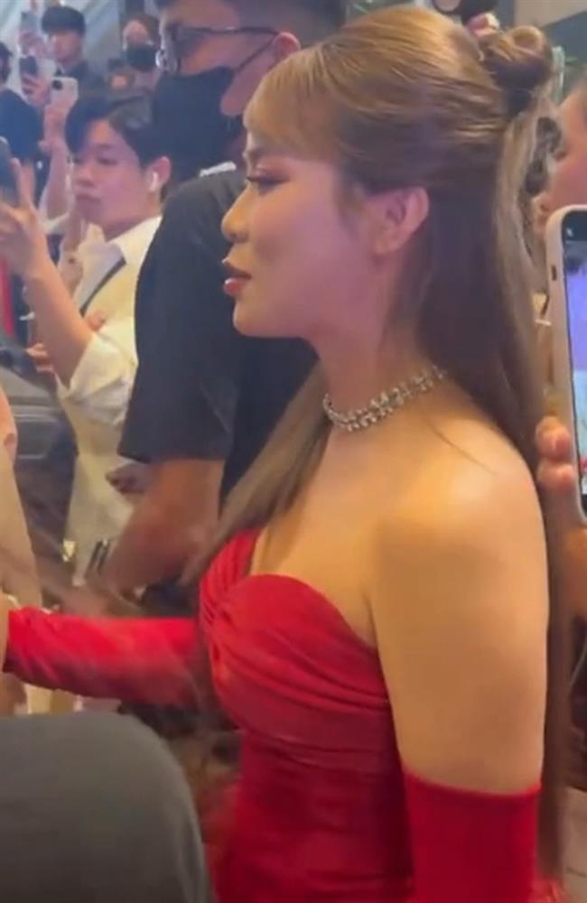 MisThy xinh đẹp trên thảm đỏ, nhan sắc đốn tim fan bất chấp cam thường-1