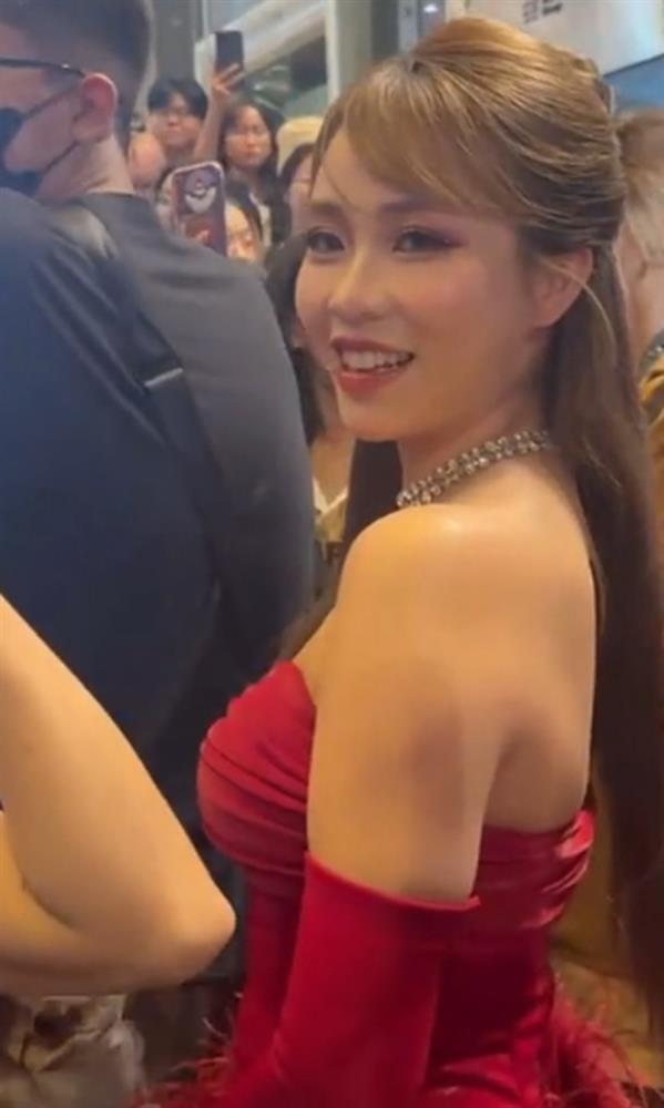 MisThy xinh đẹp trên thảm đỏ, nhan sắc đốn tim fan bất chấp cam thường-2