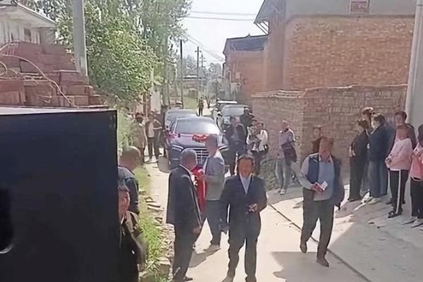 Nhớ nhầm ngày, chú rể đón dâu sớm 5 hôm và cái kết-1