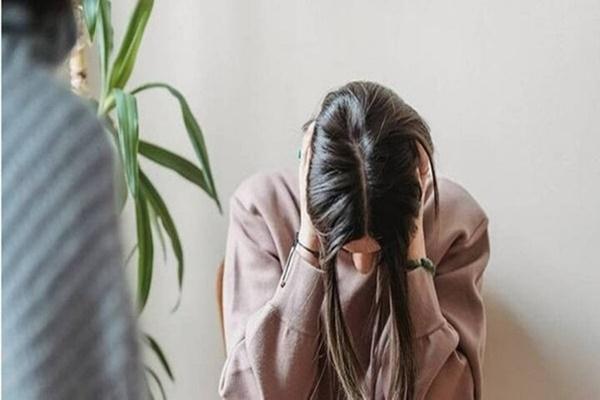 Hàng xóm cứ nửa đêm lại rình mò ở cổng sau nhà tôi và pha xử lý dứt khoát của cô giúp việc-2