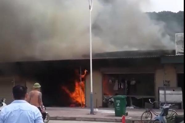 Cháy quán ăn ở Hà Nội lúc nửa đêm, lửa cuồn cuộn bốc cao-3