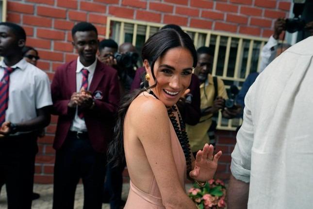 Đệ nhất phu nhân Nigeria chỉ trích Meghan Markle mặc hở-2