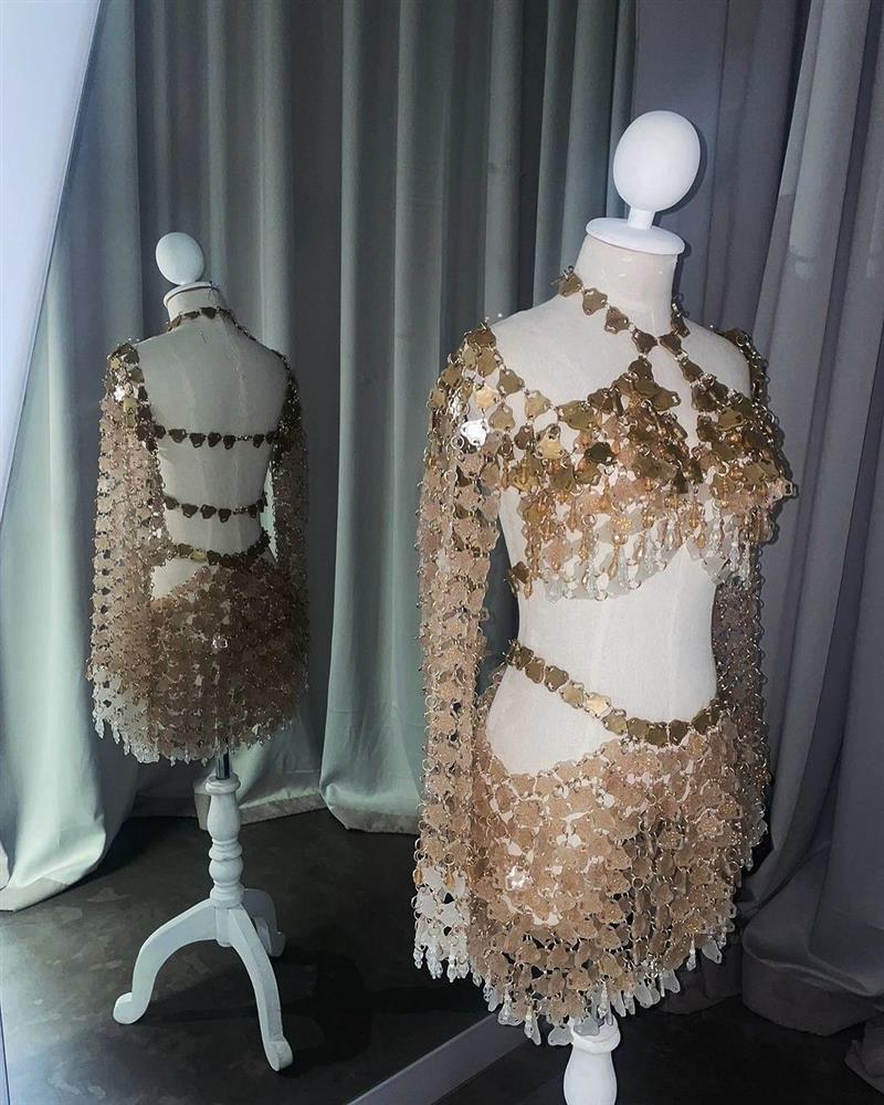 Lisa (BlackPink) diện váy làm từ nắp chai nhựa, hộp cơm đã qua sử dụng-2