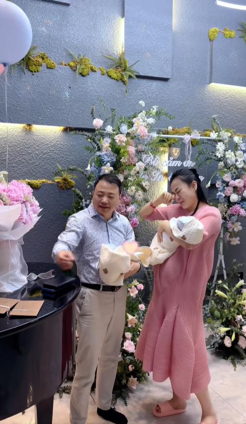 Sao Việt làm vợ 2 sung sướng như bà hoàng, được chồng chi tiền tặng quà khủng, đi du lịch sang chảnh khắp nơi-6