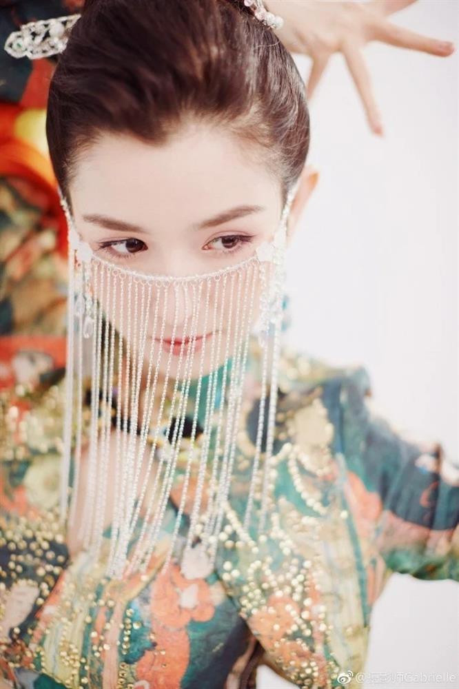 Bí mật đằng sau vẻ đẹp như tiên tử của cô gái thuộc tộc người đẹp nhất Trung Quốc-1