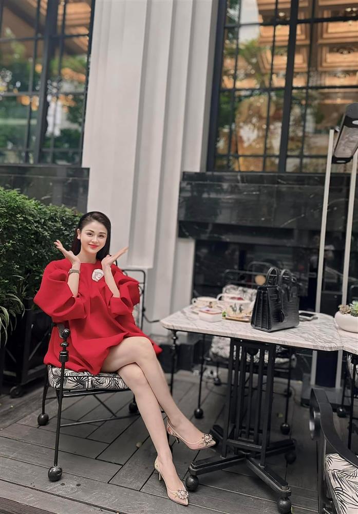 Tình địch của Hồng Diễm hiếm hoi khoe ảnh bikini-8