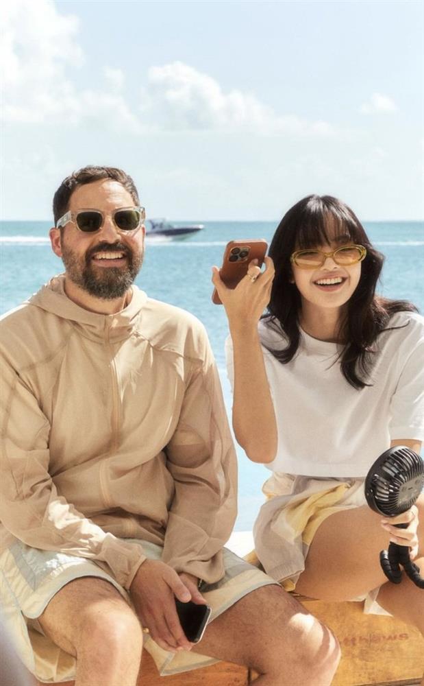 Lisa (BLACKPINK) lậm bạn trai CEO quá rồi, sơ hở là khoe tín vật tình yêu-1