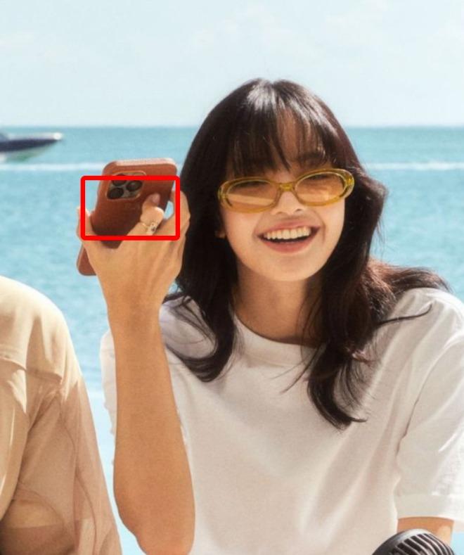 Lisa (BLACKPINK) lậm bạn trai CEO quá rồi, sơ hở là khoe tín vật tình yêu-2