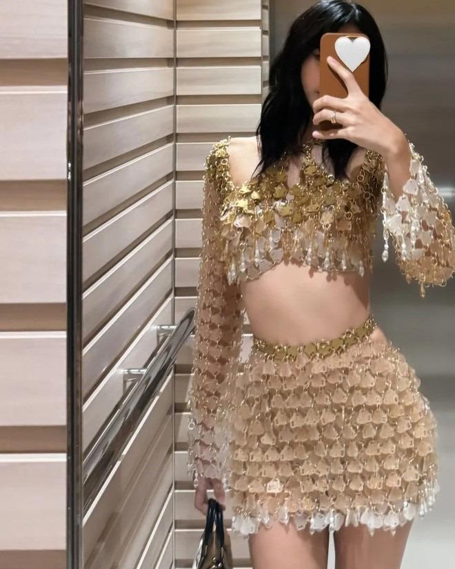 Lisa (BLACKPINK) lậm bạn trai CEO quá rồi, sơ hở là khoe tín vật tình yêu-5