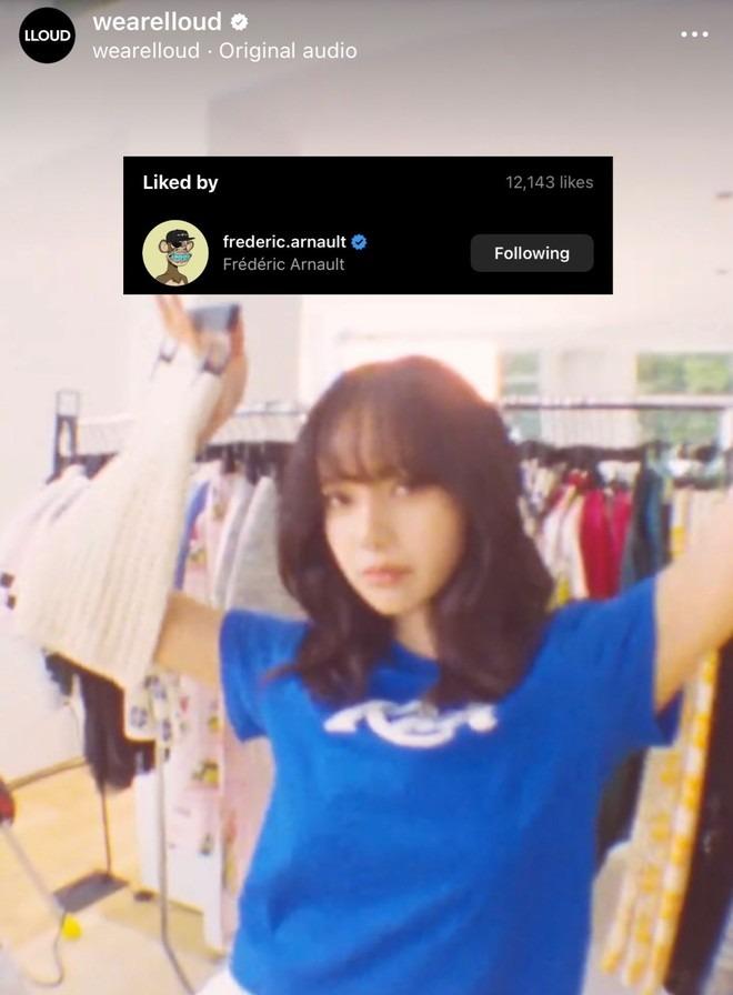 Lisa (BLACKPINK) lậm bạn trai CEO quá rồi, sơ hở là khoe tín vật tình yêu-7