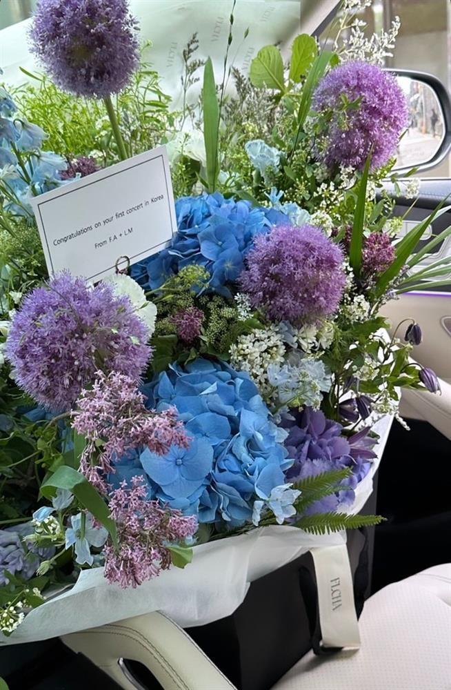 Lisa (BLACKPINK) lậm bạn trai CEO quá rồi, sơ hở là khoe tín vật tình yêu-8