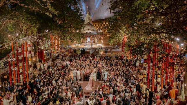 Tiệc cưới 4 ngày trên du thuyền mời 800 khách VIP của con trai tỷ phú giàu nhất Ấn Độ-3