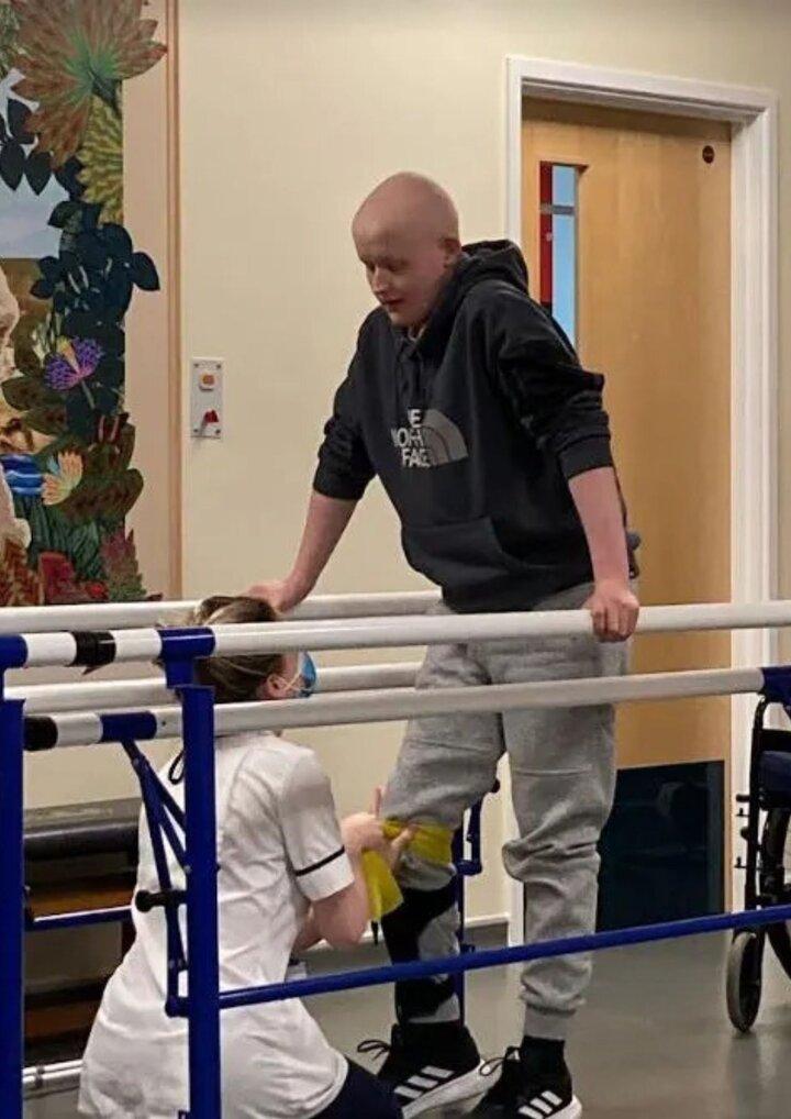 Bi kịch của tài năng trẻ bóng đá Anh phải cắt chân ở tuổi 15 vì ung thư-2