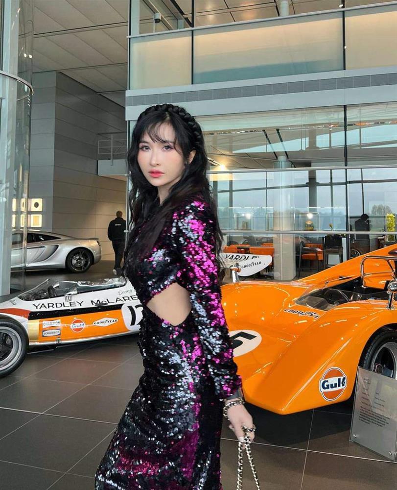 Bà xã Minh Nhựa nhiều lần mặc áo ngắn, croptop khoe vòng eo săn chắc không mỡ thừa-3