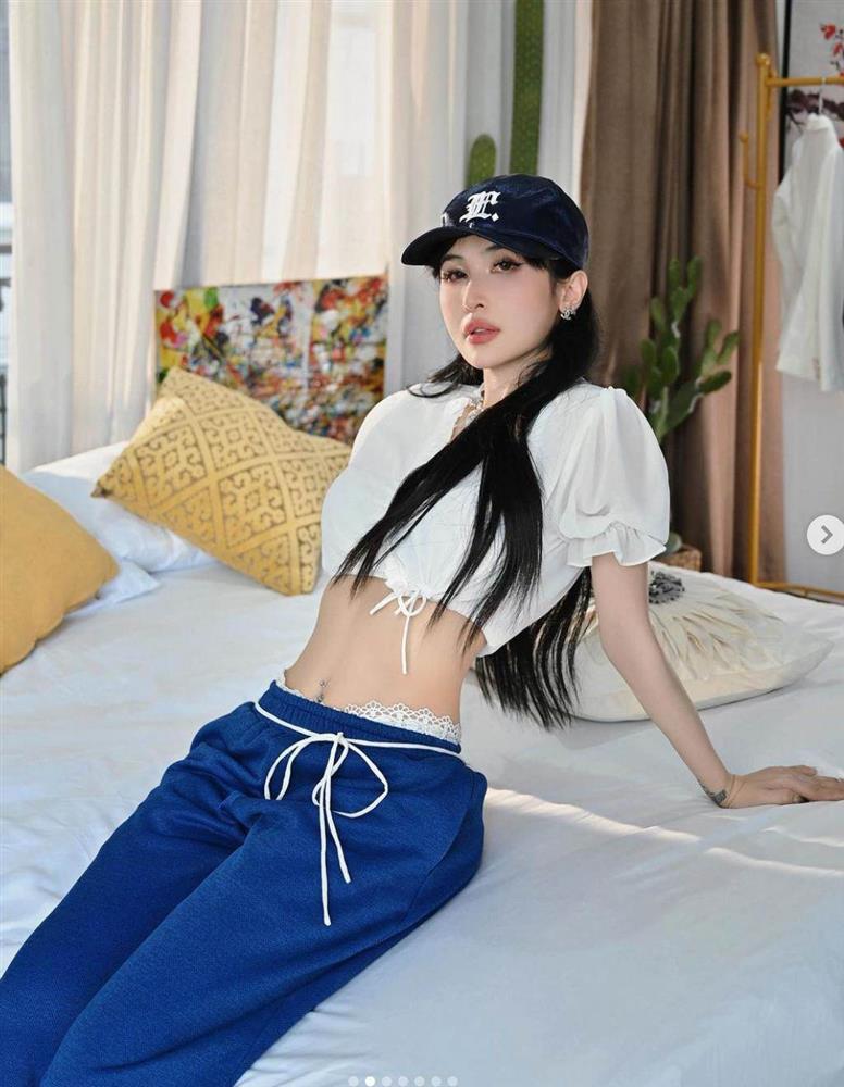 Bà xã Minh Nhựa nhiều lần mặc áo ngắn, croptop khoe vòng eo săn chắc không mỡ thừa-6