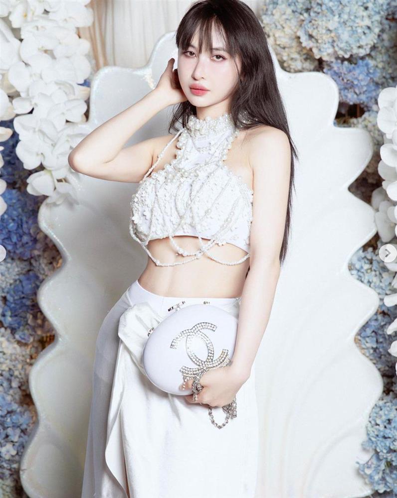 Bà xã Minh Nhựa nhiều lần mặc áo ngắn, croptop khoe vòng eo săn chắc không mỡ thừa-8