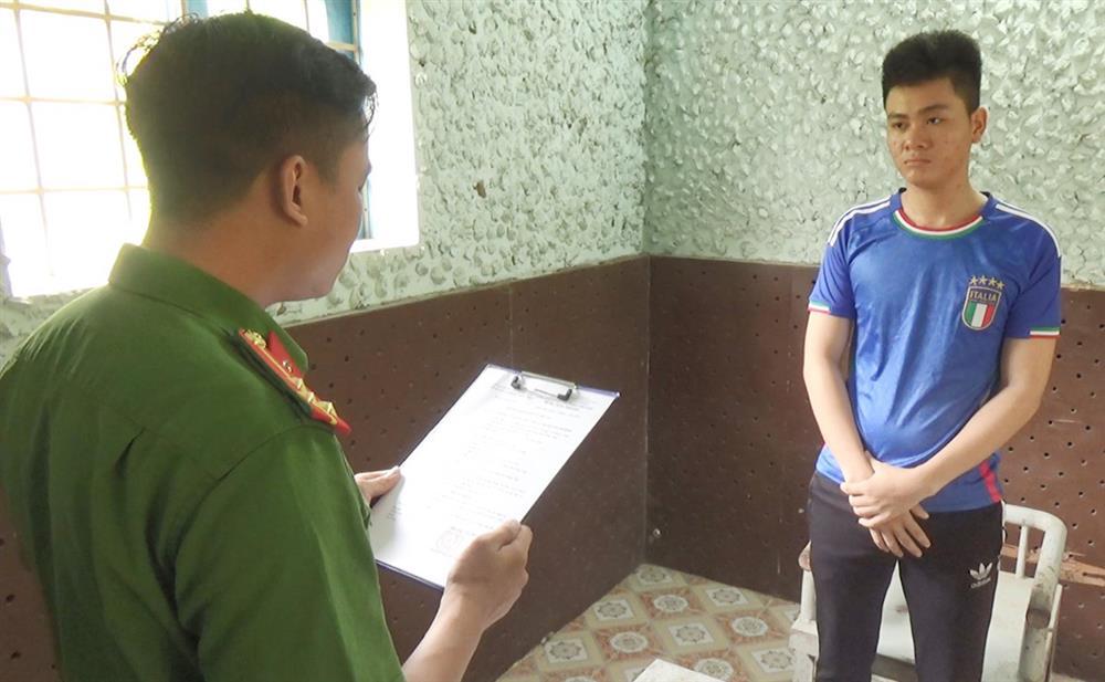 Bắt hai thanh niên giả cảnh sát hình sự để cướp tài sản-1