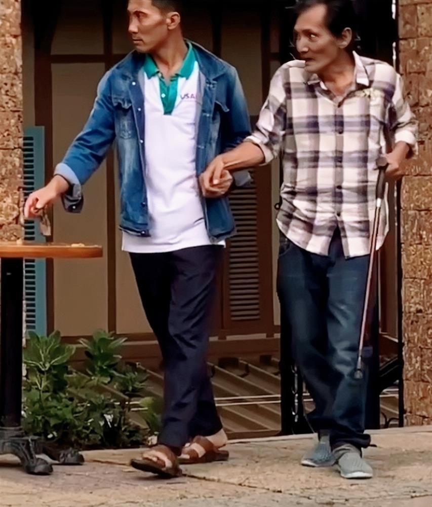 Xôn xao clip diễn viên Thương Tín chống gậy, đi phải có người dìu-1