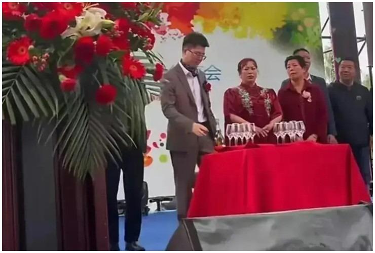 Chàng trai 29 tuổi lấy phú bà 51 tuổi không mất đồng nào, nhận luôn chức chủ tịch-2