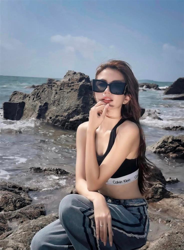 Mặc bikini nửa sexy nửa kín đáo như Ngọc Huyền Thương Ngày Nắng Về-1