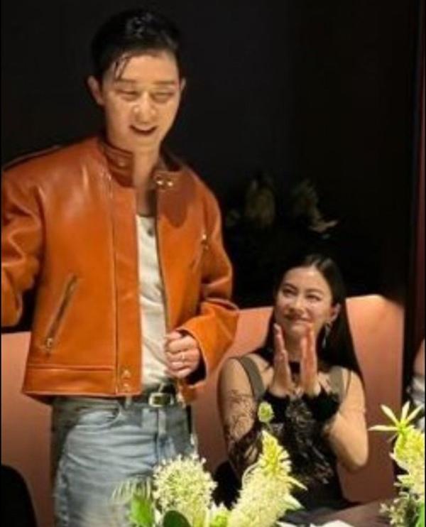 Nóng bỏng tay: Park Seo Joon đưa tình mới kém 10 tuổi ra mắt ở tiệc sinh nhật, màn tương tác ngọt ngào bùng nổ MXH-1