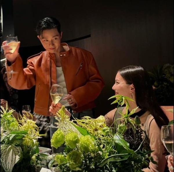 Nóng bỏng tay: Park Seo Joon đưa tình mới kém 10 tuổi ra mắt ở tiệc sinh nhật, màn tương tác ngọt ngào bùng nổ MXH-2