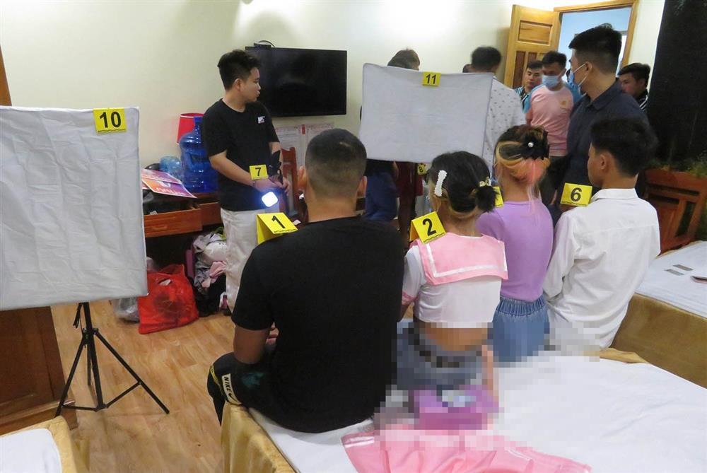 Bắt nhóm nam nữ quan hệ tình dục rồi phát trực tiếp lên mạng xã hội-1