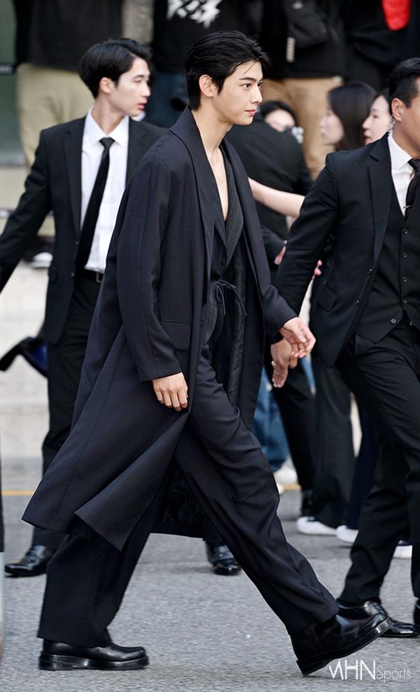 Han So Hee như tiên nữ mùa xuân, Cha Eun Woo và Jung Hae In đọ visual nam chính tại sự kiện thời trang-3