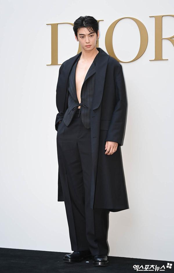 Han So Hee như tiên nữ mùa xuân, Cha Eun Woo và Jung Hae In đọ visual nam chính tại sự kiện thời trang-4