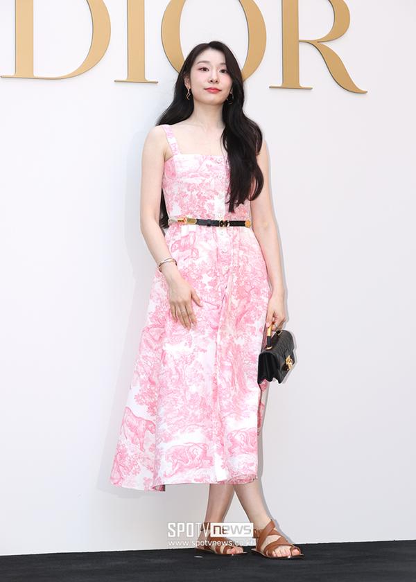 Han So Hee như tiên nữ mùa xuân, Cha Eun Woo và Jung Hae In đọ visual nam chính tại sự kiện thời trang-10