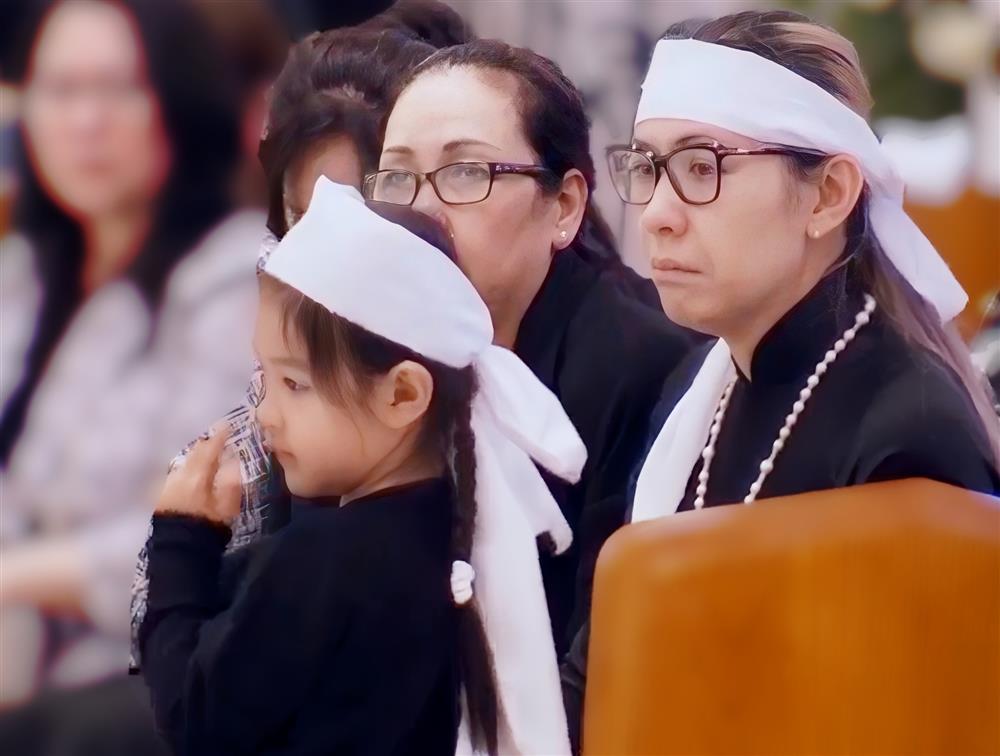 Đau xót cảnh con gái 4 tuổi của Đức Tiến ngây ngô bên linh cữu cha-1