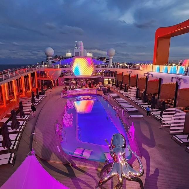 Bên trong du thuyền tổ chức tiệc cưới con trai tỷ phú Ấn Độ-1