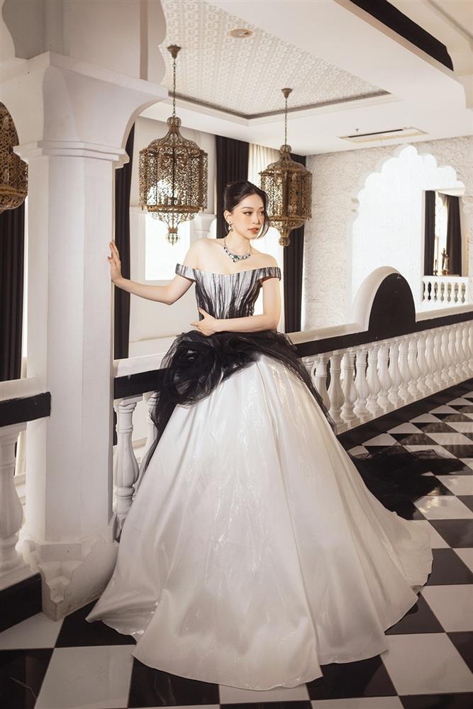 Cận cảnh bộ váy lấy cảm hứng từ thư pháp Việt của Á hậu Phương Nga tại Cannes-2