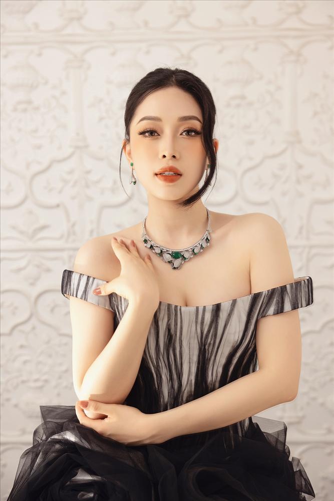 Cận cảnh bộ váy lấy cảm hứng từ thư pháp Việt của Á hậu Phương Nga tại Cannes-6