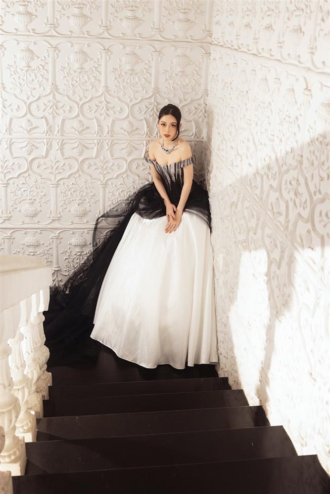 Cận cảnh bộ váy lấy cảm hứng từ thư pháp Việt của Á hậu Phương Nga tại Cannes-8