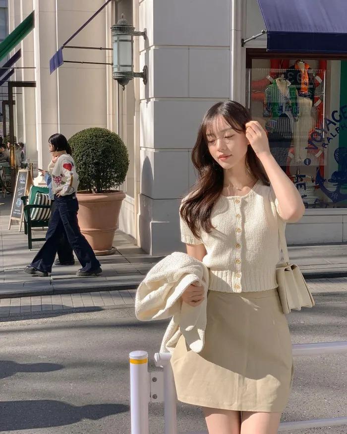 5 mẫu chân váy ngắn trẻ trung mà vẫn tinh tế dành cho tuổi ngoài 40-1