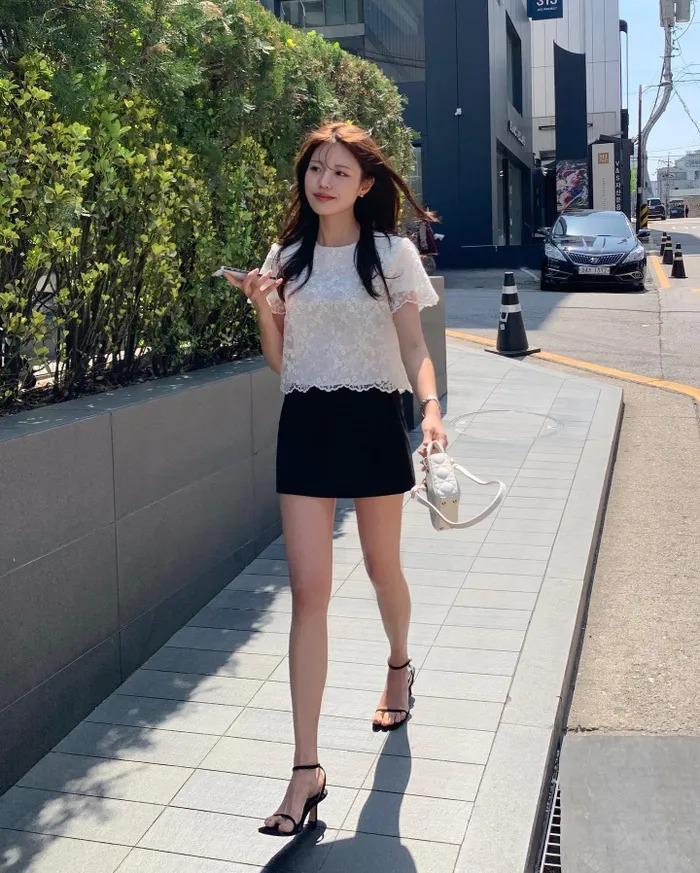 5 mẫu chân váy ngắn trẻ trung mà vẫn tinh tế dành cho tuổi ngoài 40-2