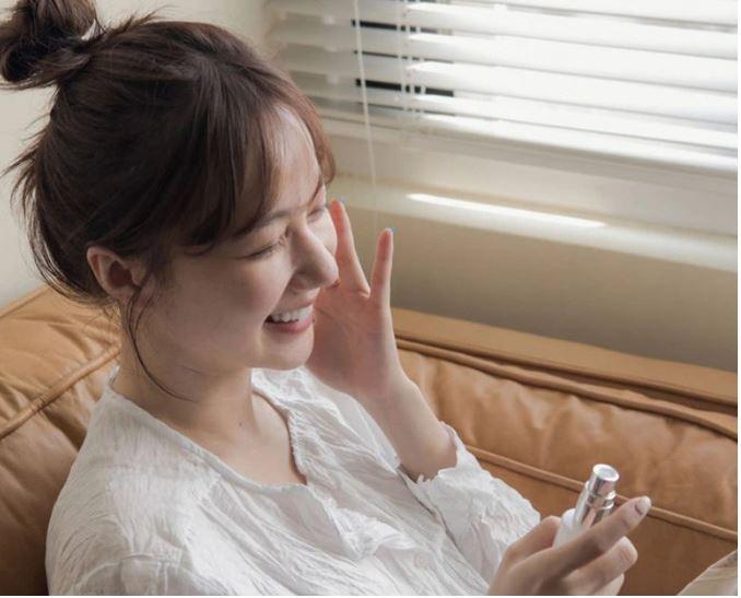 Vì sao nên bôi kem chống nắng ngay cả khi ở trong nhà?-1