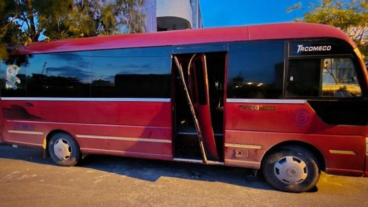 Bé trai chết sau 11 tiếng bị bỏ quên trên xe đưa đón: Tài xế mới đi làm một tuần-1