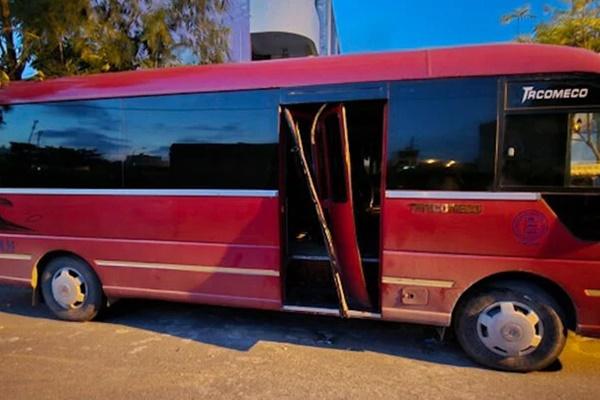 Người đàn ổng kể lại giây phút phá cửa để cô giáo bế bé trai 5 tuổi ra khỏi xe đưa đón-2