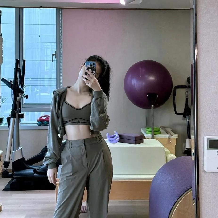 Jisoo (Blackpink) body săn chắc, nhan sắc không tuổi nhờ chăm rèn bộ môn này-2