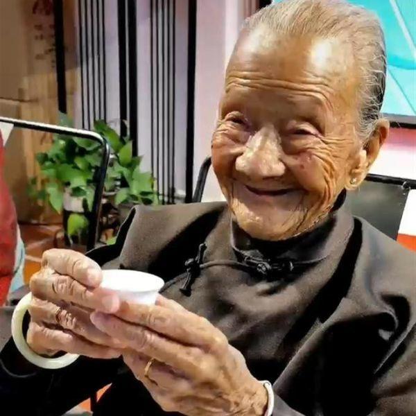 Khoảnh khắc con trai 88 tuổi nắm tay đưa mẹ 111 tuổi đi mua sắm khiến nhiều người xúc động-1