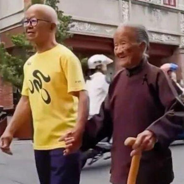 Khoảnh khắc con trai 88 tuổi nắm tay đưa mẹ 111 tuổi đi mua sắm khiến nhiều người xúc động-2