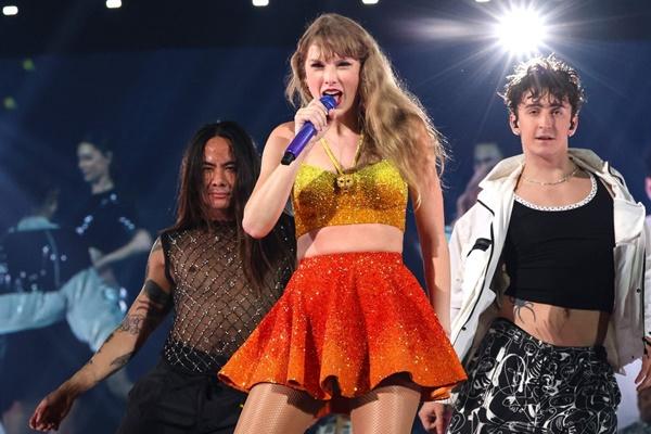 Yêu nhau chưa đầy năm, Taylor Swift đã rục rịch theo chàng về dinh?-9